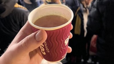 Отвратително! Пробутват сок от наденица на стадиона!
