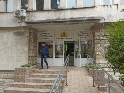 Отдел Икономическа полиция към ОДМВР Бургас влезе в сградата на