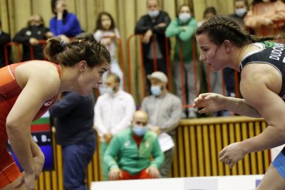 Тайбе Юсеин и Евелина Николова на 1/2-финал на Европейското по борба