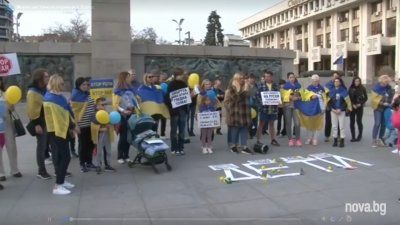 Десетки украинци протестират срещу войната в Бургас