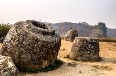Гигантски каменни делви излизат от земята в Индия