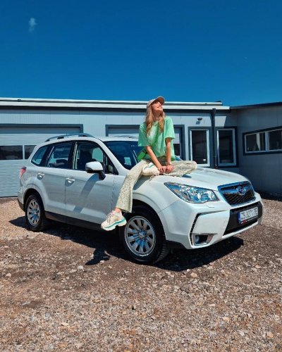 Александра Богданска се похвали с нова кола която си е