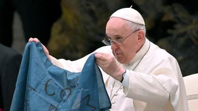 Папа Франциск осъди клането в Буча докато държеше в ръцете си