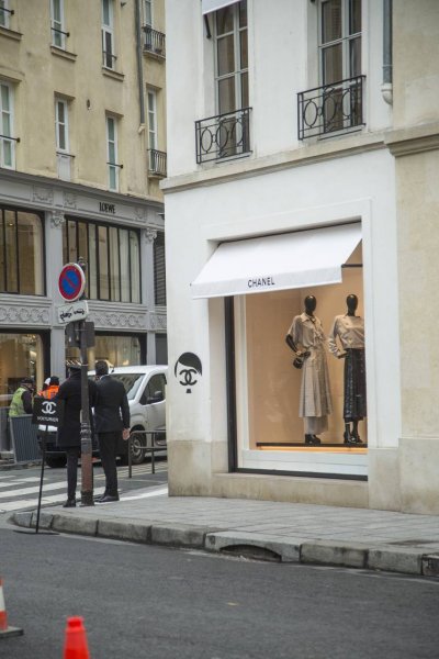 Витрините на бутиците на Шанел в Париж бяха облепени със