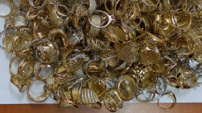 Митничари откриха над 1 2 кг златни накити в шофьорската кабина