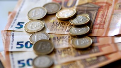 Курсът на еврото днес продължава да спада и доближава цена