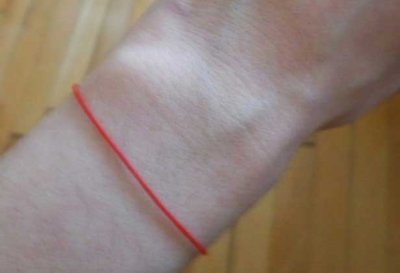 Хората връзват червен конец за здраве и късмет за да