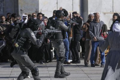 Израелската полиция се сблъска с маскирани палестинци хвърлящи камъни в