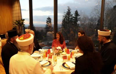 Посланикът на САЩ Херо Мустафа беше домакин на традиционната вечеря