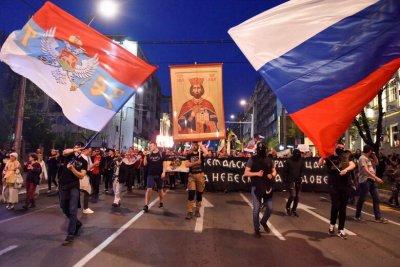 Хиляди сърби развяващи руски и сръбски знамена и носещи портрети