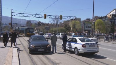 Трамвай дерайлира в центъра на София след удар с лек
