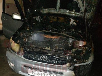 Мъст: Запалиха тойотата на полицай в Бургас
