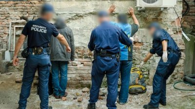 Задържаха 12 нелегални мигранти в центъра на София