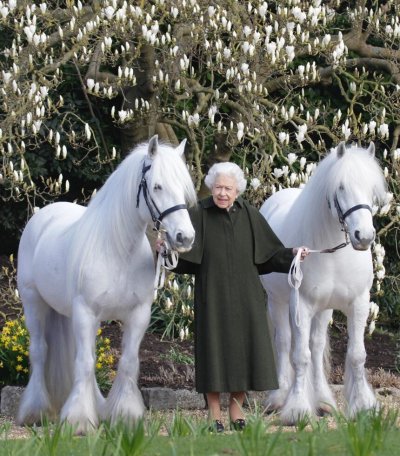 Британската кралица Елизабет II отбелязва днес 96 ата си годишнина в
