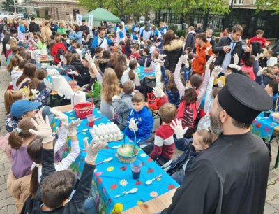 На Велики четвъртък много деца боядисаха яйца пред площад Света