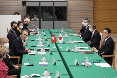 Японският премиер Фумио Кишида и швейцарският президент Игнацио Касис се