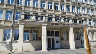 Първокурсници от специалност Право на Варненския свободен университет Черноризец Храбър