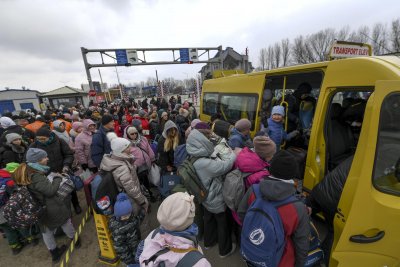 Четири автобуса евакуираха цивилни от Мариупол
