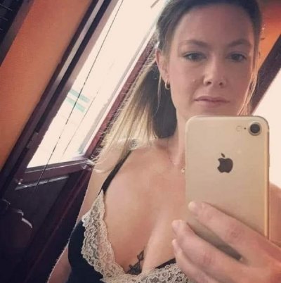 Знойната премиерша Линда МакКензи Петкова се пусна по секси потниче