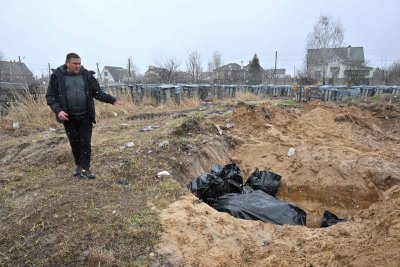 Полицията в Киевска област съобщи че два масови гроба с девет