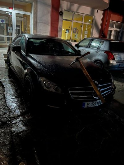 Общинар от Варна завари луксозната си кола със забита кирка