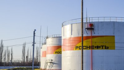 ЕК работи върху план за намаляване на цената при забрана на руския петрол