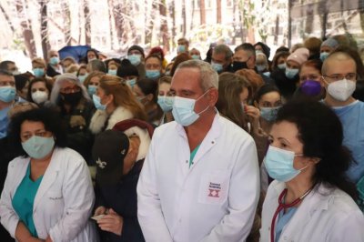 Белите престилки правят палатков лагер