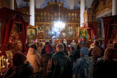 Българи румънци и украинци посрещнаха заедно Възкресение Христово в храм