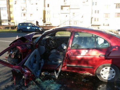 Тежка катастрофа между лека кола и автобус във Вълчедръм по чудо не взе