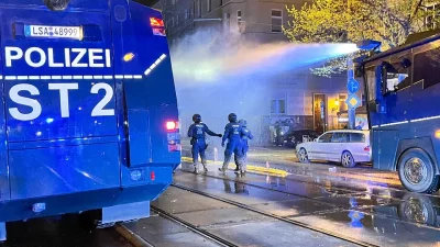 В Магдебург: Полиция обстрелва фенове с водно оръдие