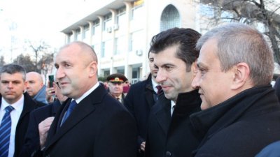 Президентът Румен Радев и премиерът Кирил Петков поздравиха Еманюел Макрон