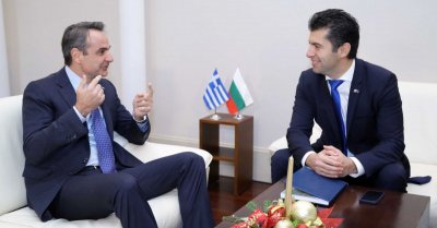 Премиерът Кирил Петков ще посети днес Гърция където ще участва