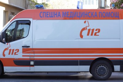 Фелдшер пострада при катастрофа на линейка