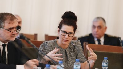 Калина Константинова се оправда за рухването на пощите 