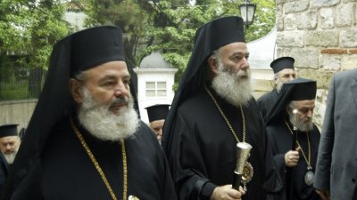 Гръцки свещеници протестират срещу кампания за популяризиране на бракове между
