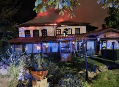 Хотелски комплекс в Казанлък изгоря при мощен пожар Три противопожарни