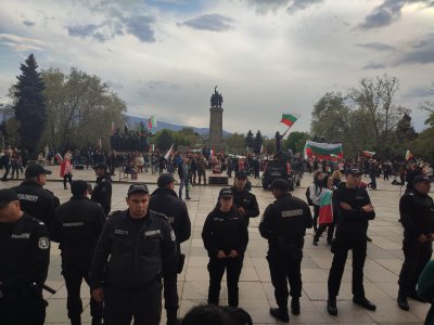 Граждани организираха от 18 часа акция на паметника на окупационната