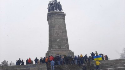 Акция по опаковане на паметникът на съветската армия в София