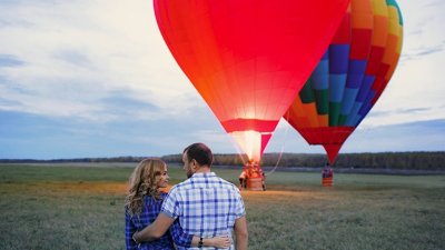 Романтичните планова на двама влюбени решили да полетят с балон