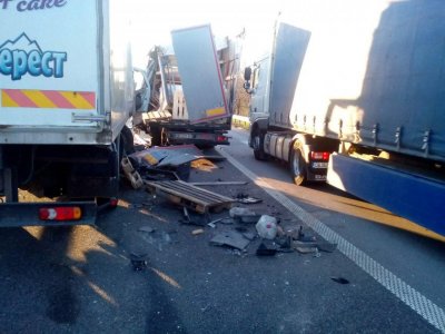 Катастрофа между четири тежкотоварни камиона блокира движението през Ришкия проход Инцидентът