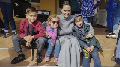 Анджелина Джоли се срещна с бежанци от войната в Украйна