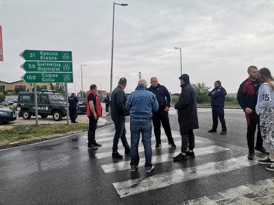 Няколко изтупани в анцузи жители на Сандански и Петрич излязоха