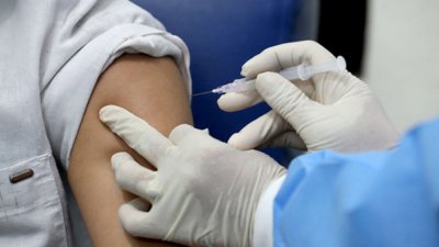 Румънците се бодат с четвърта доза Covid-ваксина 