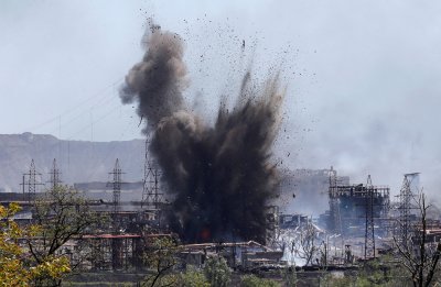 Украйна съобщи за нови въздушни удари срещу "Азовстал"