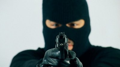 Четирима въоръжени бандити нападнаха и обраха бизнесмен и негов спътник