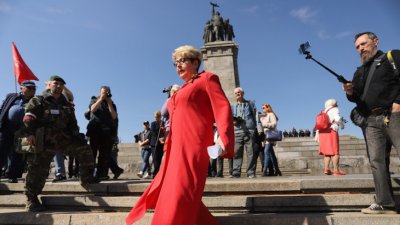 Русофили и активисти на Възраждане охраняват Митрофанова пред МОЧА