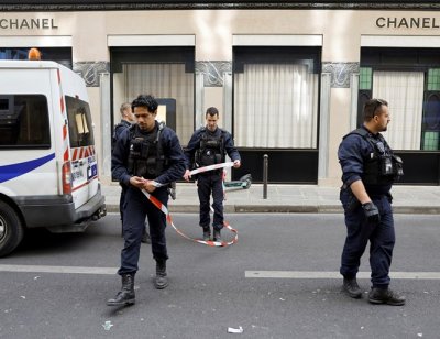Въоръжени обраха луксозен бутик в Париж