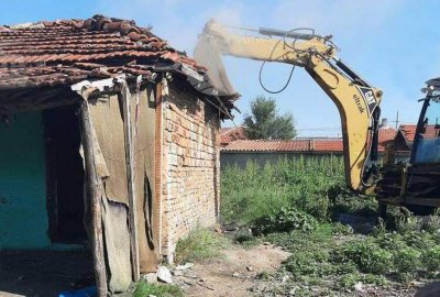 В Стралджа започна събаряне на незаконни къщи в ромската махала