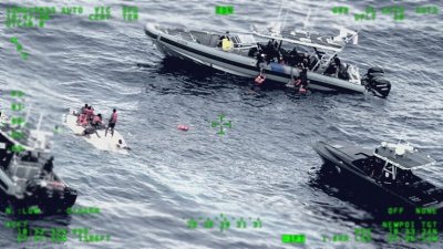 Най малко 11 души са се удавили когато кораб с мигранти