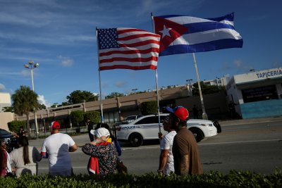 САЩ ревизира политиката си спрямо Куба
